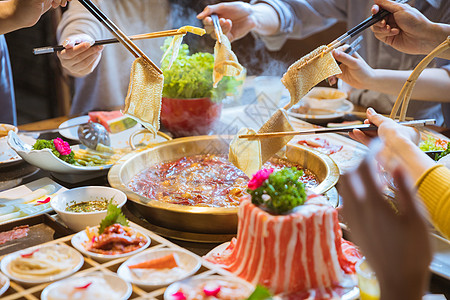 想開火鍋店，是批發(fā)火鍋底料好還是加盟連鎖品牌好？