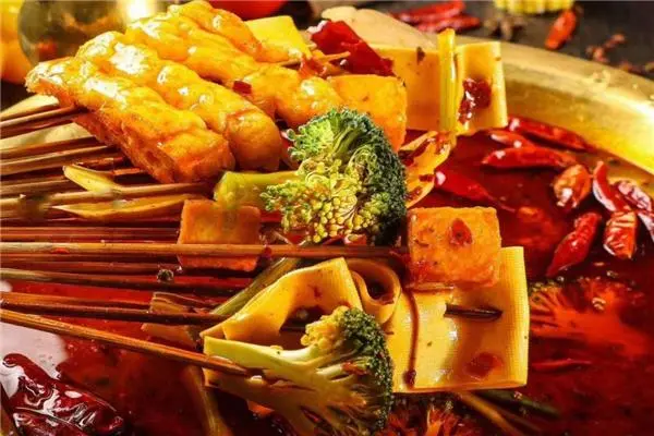 開重慶火鍋店如何選火鍋底料？這幾個(gè)要點(diǎn)一定要知道 